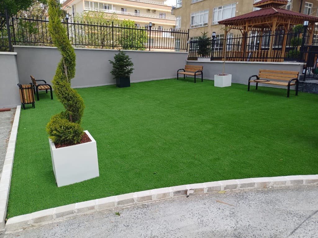 Site Peyzaj — Yapay Çim ve Servi Ağaçları